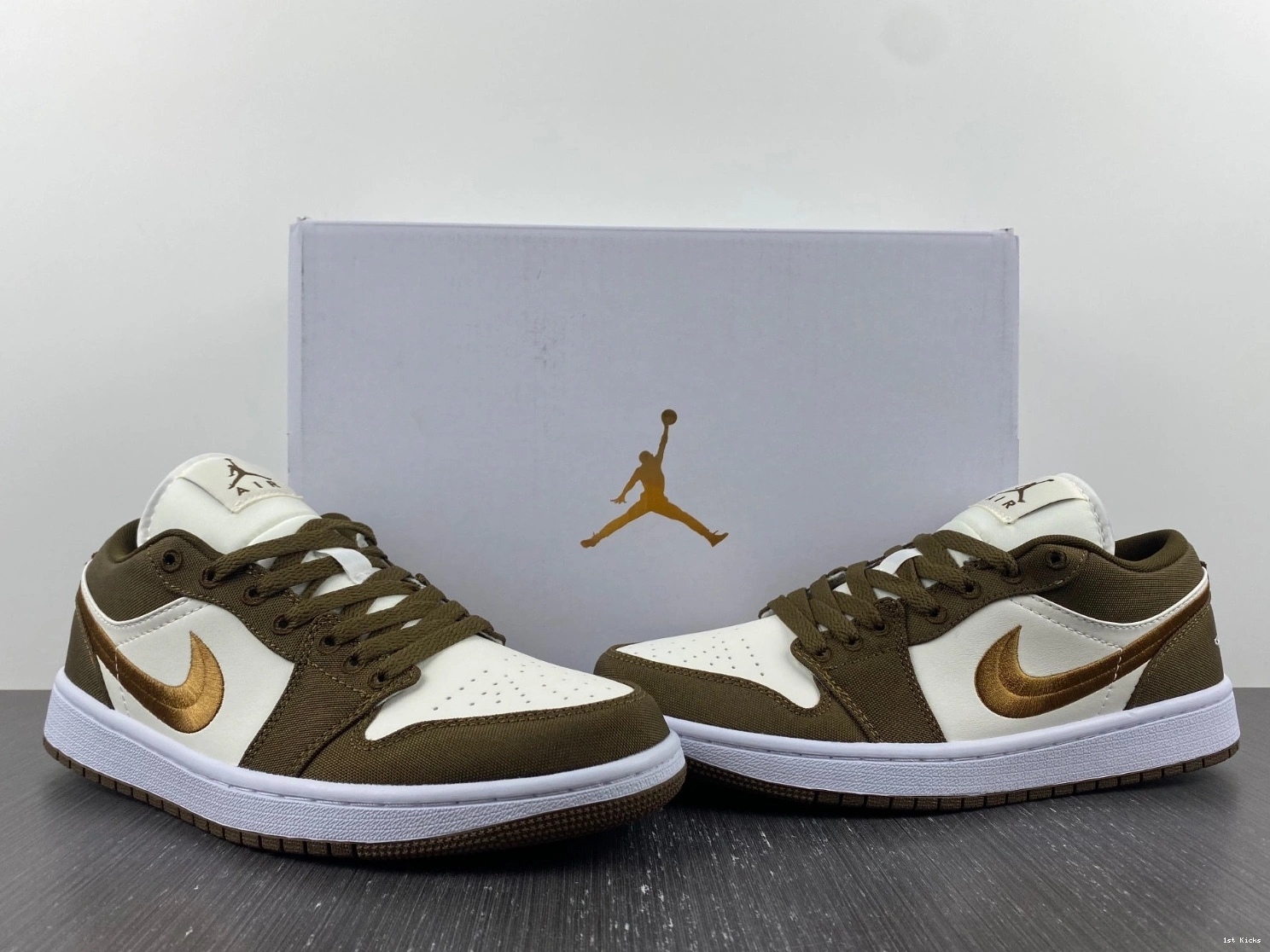 DV0426-301 SE 1 - Light (W) Jordan Olive Low 0328